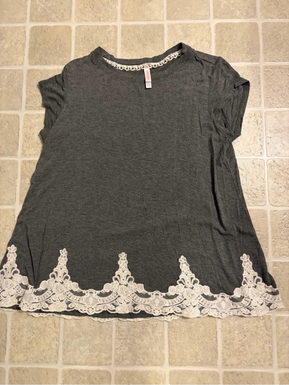 Xhilaration Charcoal Gray Short Sleeve Tee with White Lace Hem